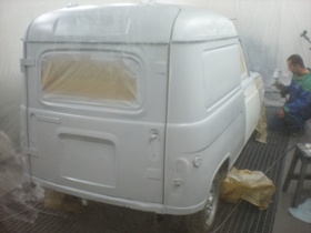 4L en cabine de peinture