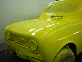 F4 peinte en jaune